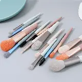Kuas Make Up Free Pouch 1 Set terdiri dari 8 Kuas Aman Dan Nyaman — 8